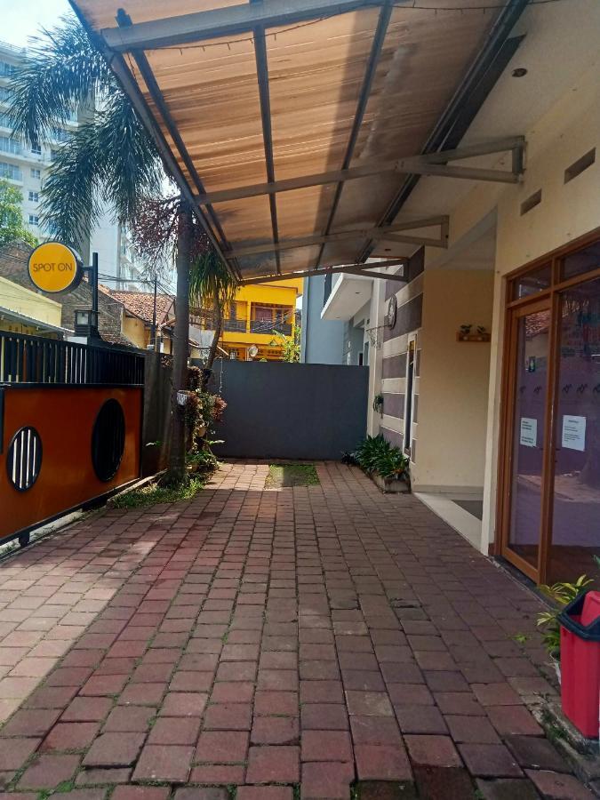 Radio Backpacker Guesthouse Syariah Μπαντούνγκ Εξωτερικό φωτογραφία